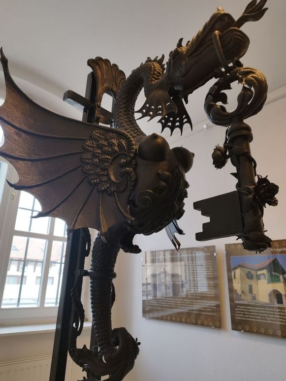 Hikman-nap  „A sárkányos cégér alatt”